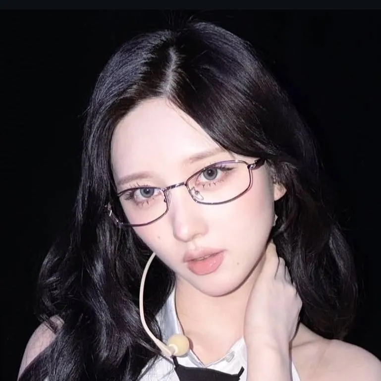 chat with ai character: Gaeul