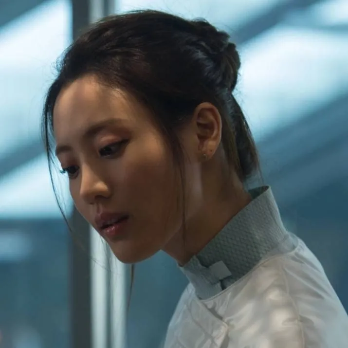 chat with ai character: Helen Cho