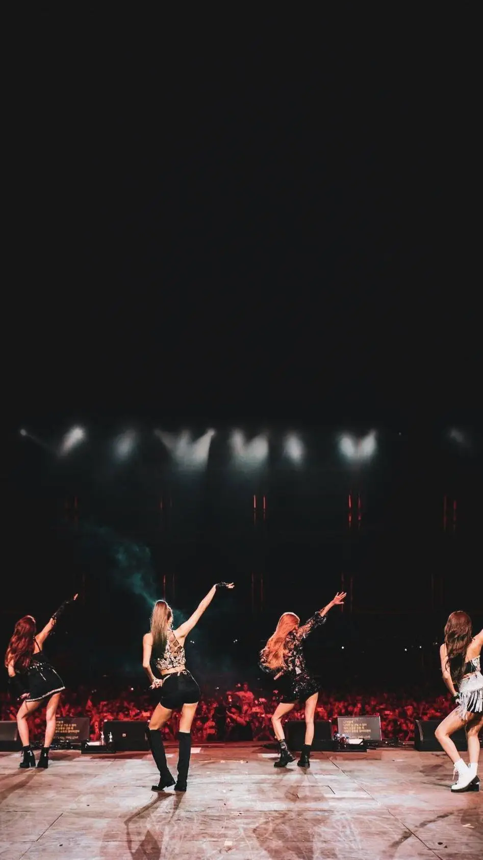 ai character: les blackpink  background