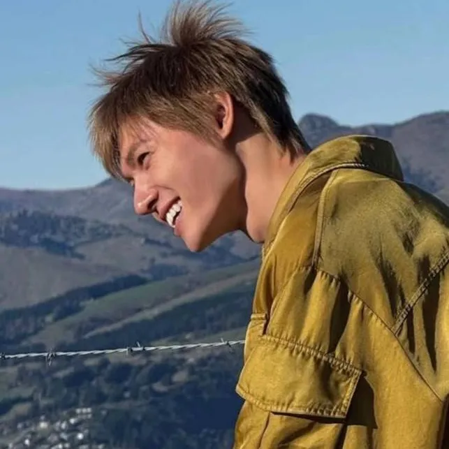 chat with ai character: Martin Edwards