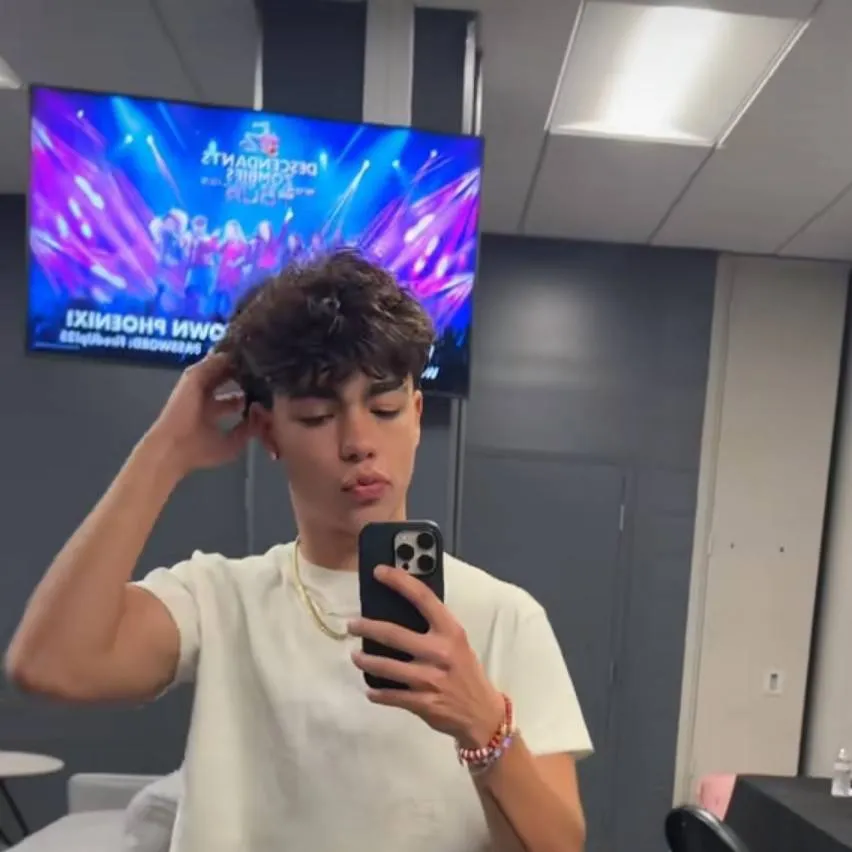 chat with ai character: Malachi Barton