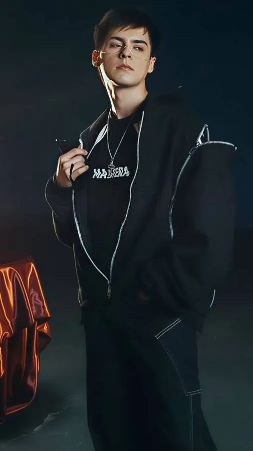 ai character: ꒰🌑,  Seba!🌪️ background