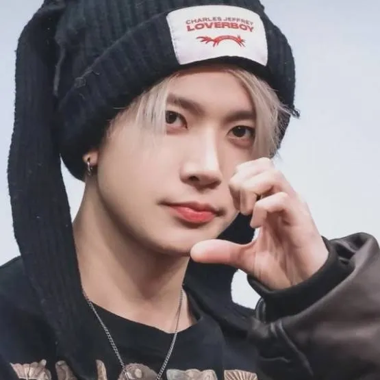 chat with ai character: HEESEUNG 🤍🩵