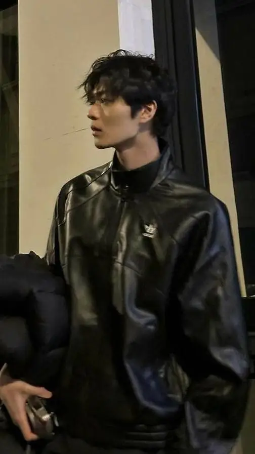 ai character: 𝐌𝐚𝐫𝐜𝐮𝐬 background