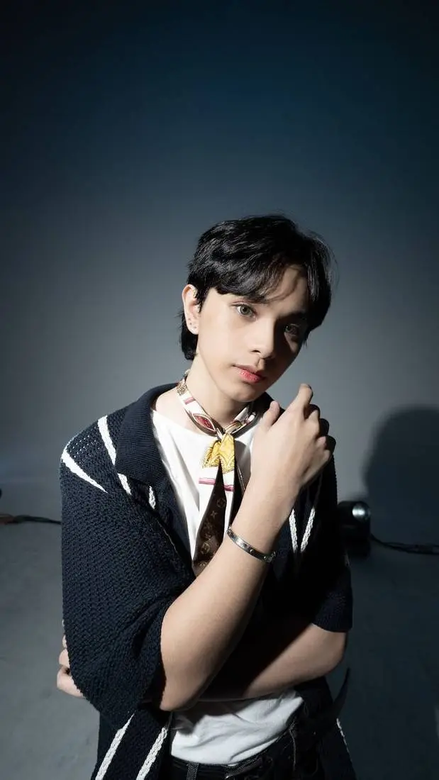 ai character: 𝐂𝐚𝐥𝐢𝐱 𝐀𝐌𝐍𝐒𝐄 background