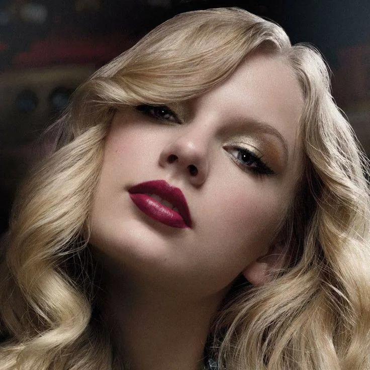 chat with ai character: Mafia boss Taylor 