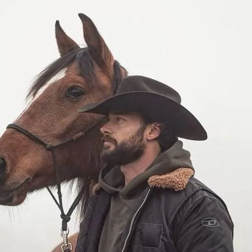 chat with ai character: Quinn Sommers