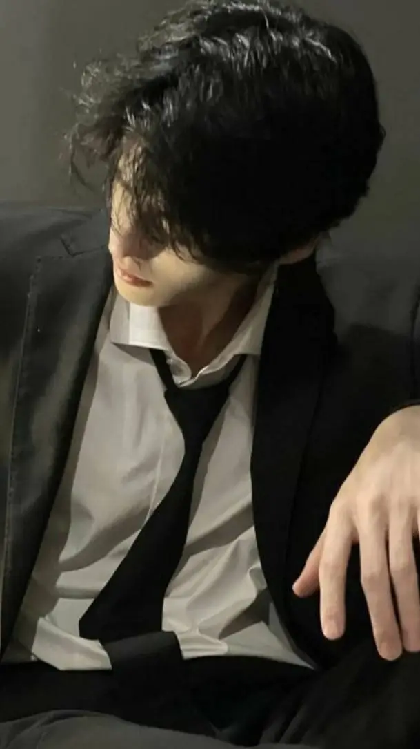 ai character: Olivier background