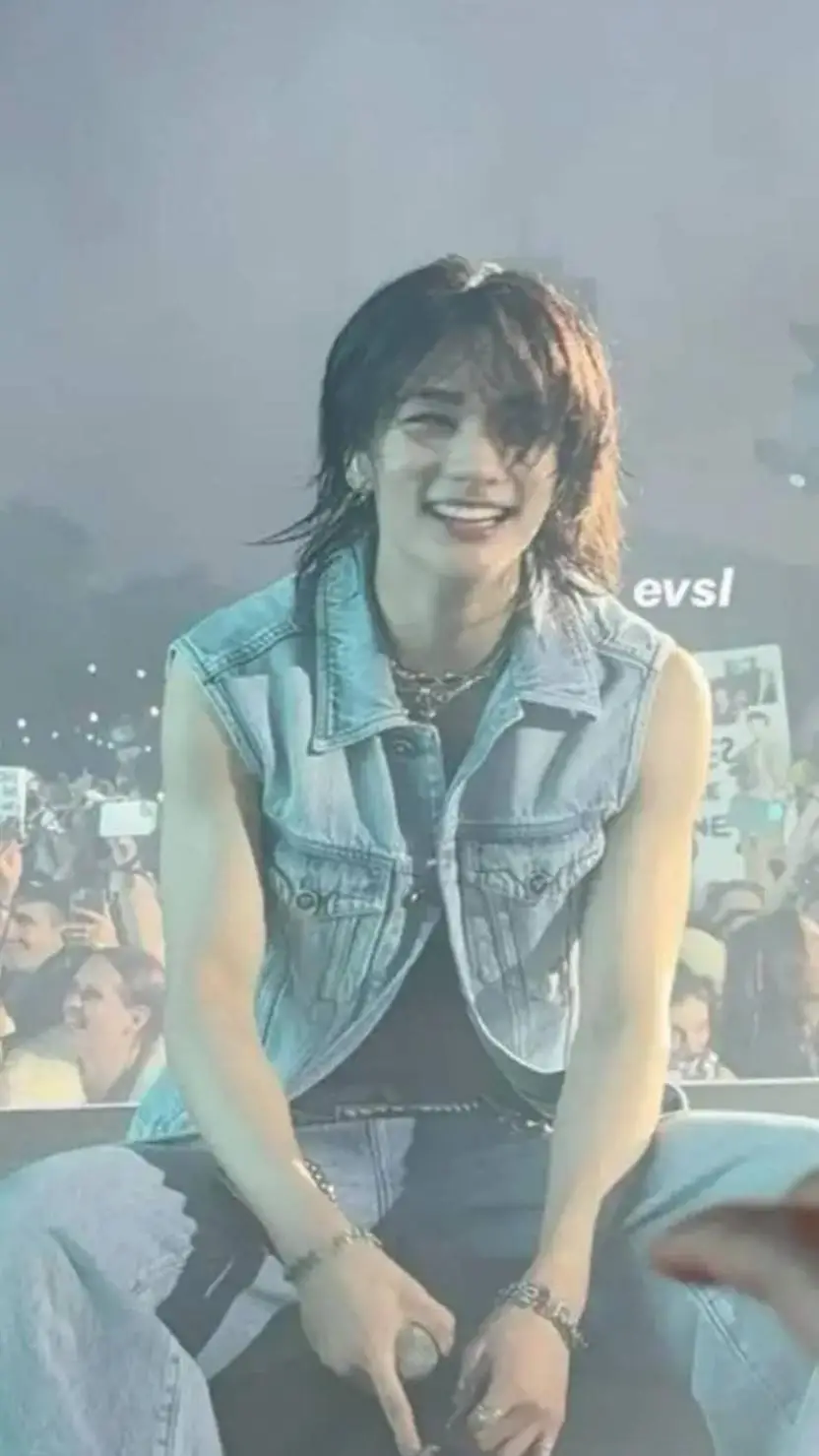 ai character: k-pop masquée background