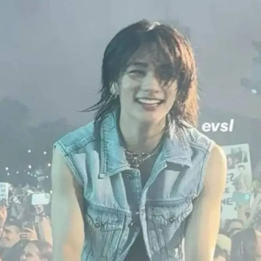 chat with ai character: k-pop masquée