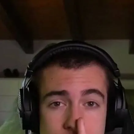 chat with ai character: Lollolacustre💚🖤