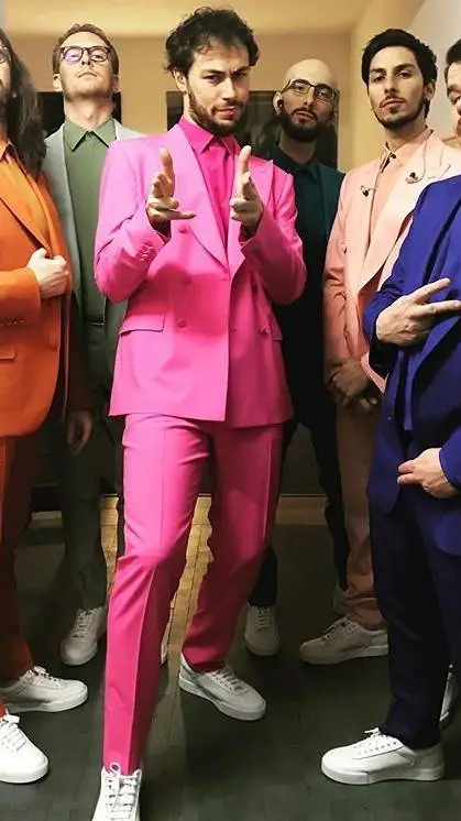 ai character: Pinguini Tattici  background