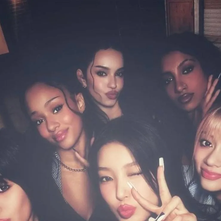 chat with ai character: katseye