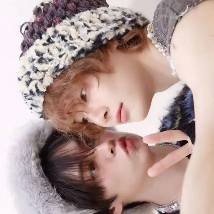 chat with ai character: Minjeong 💙💛