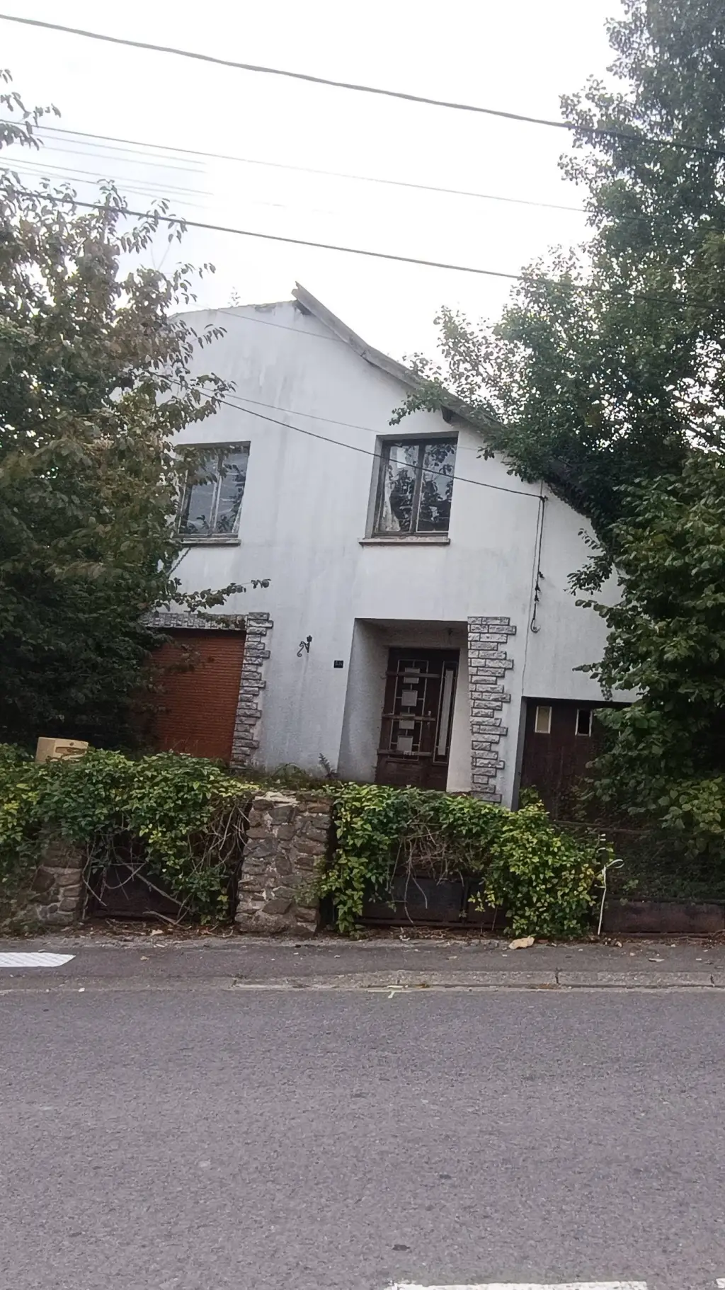 ai character: la maison du feu  background