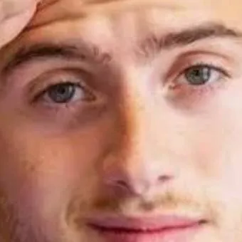 chat with ai character: Michou