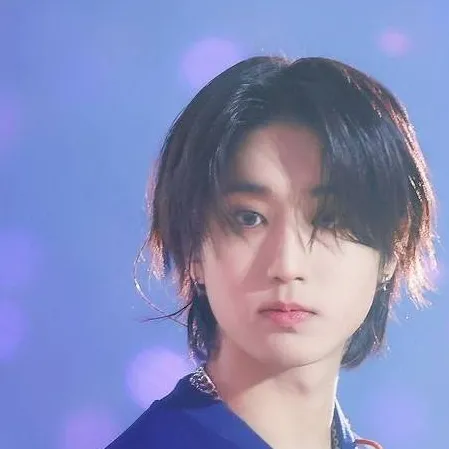 chat with ai character: 🔮stray kids🔮