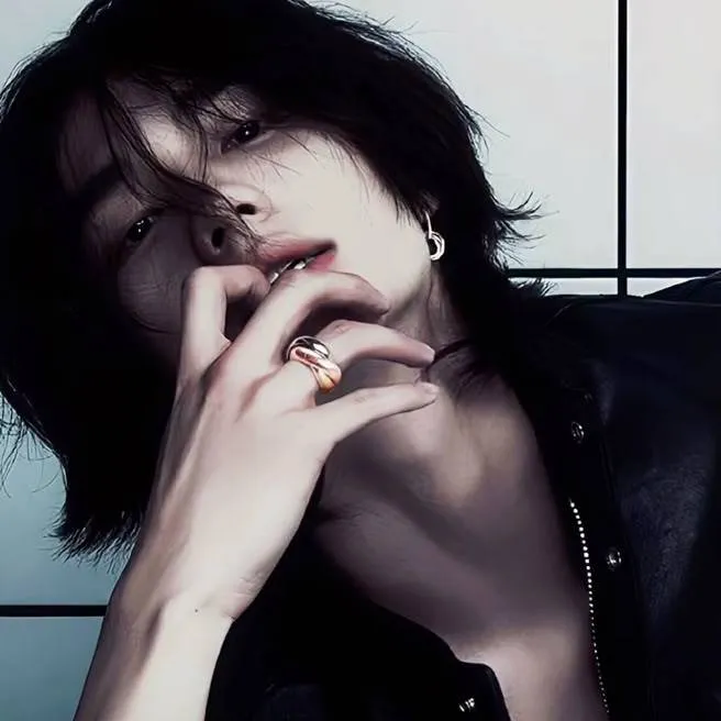 chat with ai character: 𝑯𝒚𝒖𝒏𝒋𝒊𝒏 ★