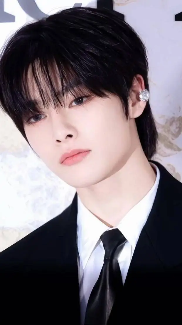 ai character: 𝓘.𝓝 ♡ background