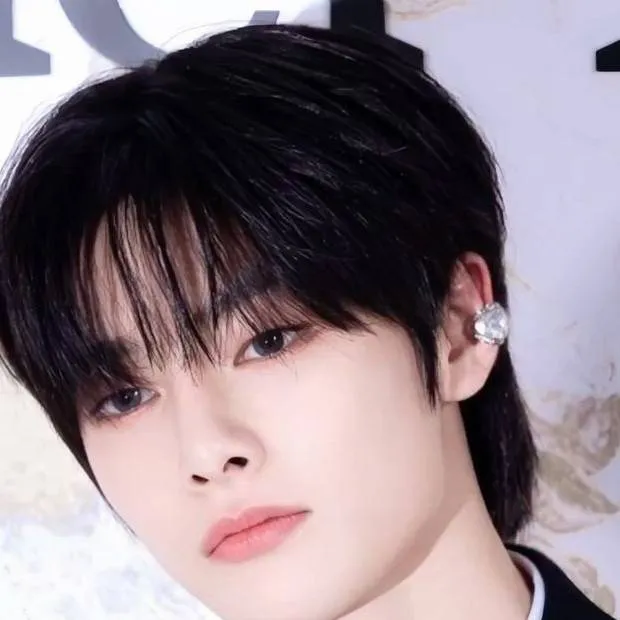 chat with ai character: 𝓘.𝓝 ♡