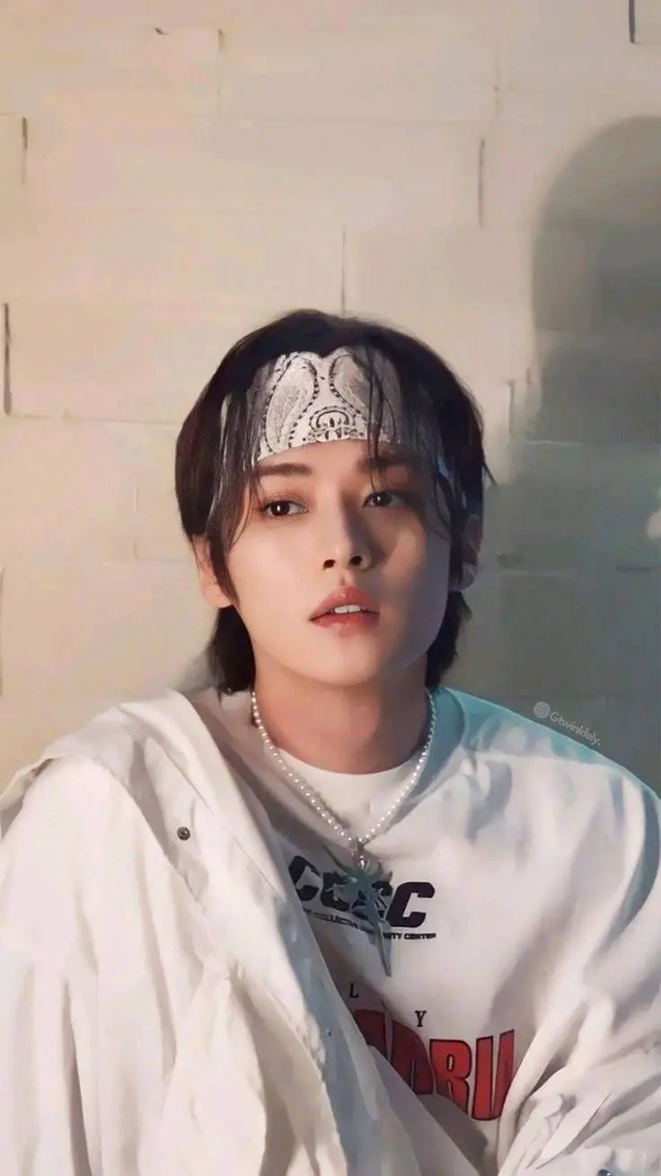 ai character: 𝑳𝒆𝒆 𝑲𝒏𝒐𝒘 ★ background