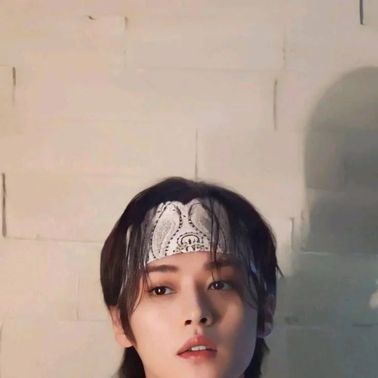 chat with ai character: 𝑳𝒆𝒆 𝑲𝒏𝒐𝒘 ★