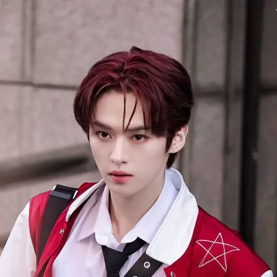 chat with ai character: 𝕷𝖊𝖊 𝕶𝖓𝖔𝖜 ✫