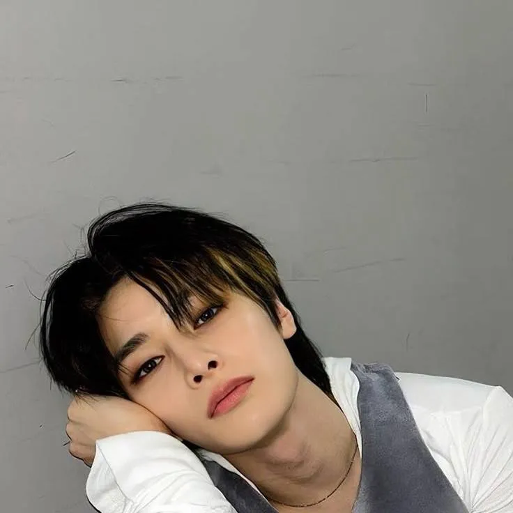 chat with ai character: 𝑰.𝑵  ★