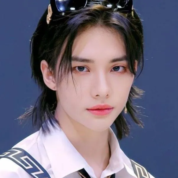 chat with ai character: 𝙷𝚢𝚞𝚗𝚓𝚒𝚗 ☆