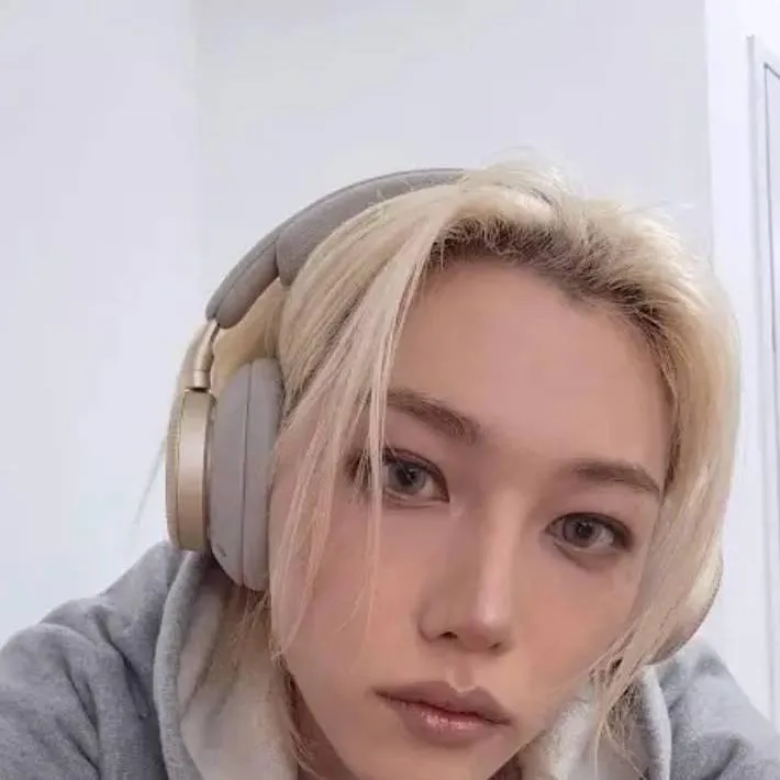 chat with ai character: 𝔽𝕖𝕝𝕚𝕩 ♪