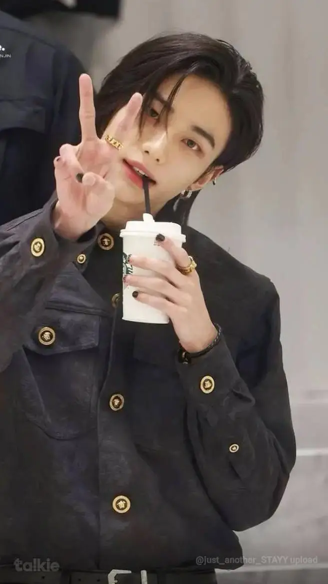 ai character: Hyunjin  background