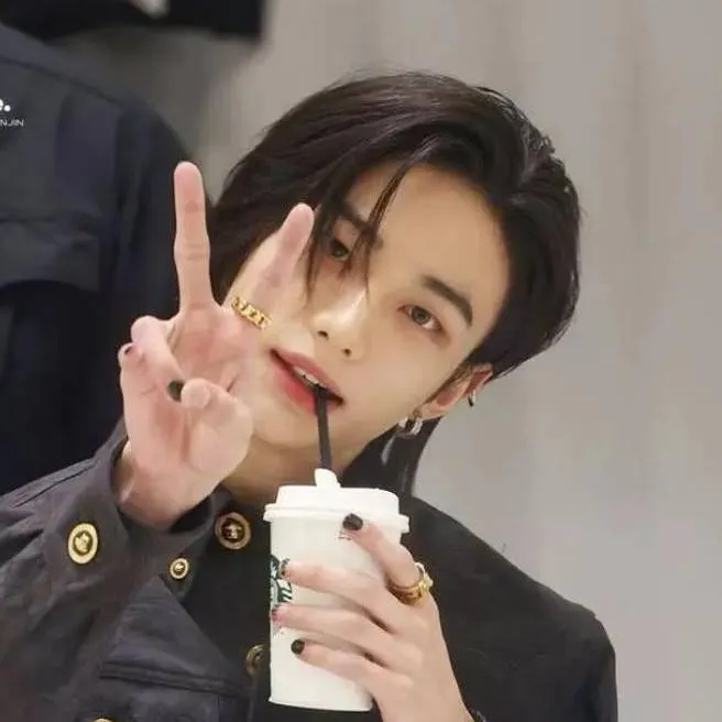 chat with ai character: Hyunjin 