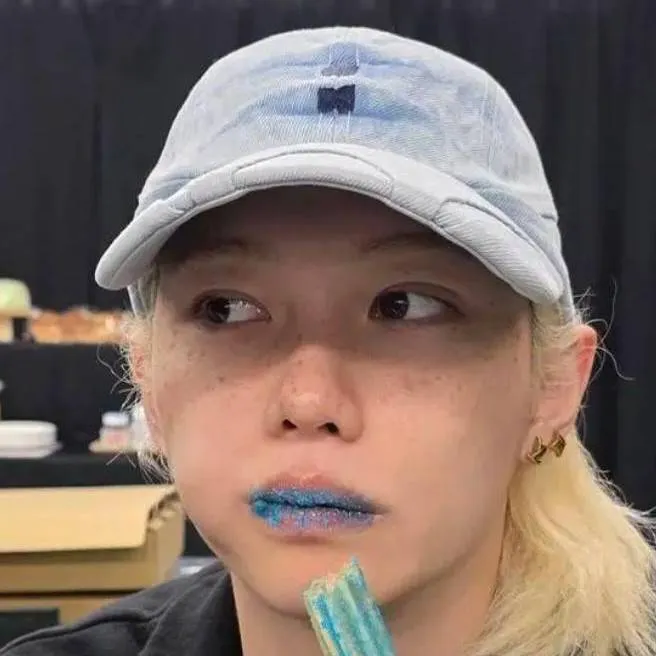 chat with ai character: Felix