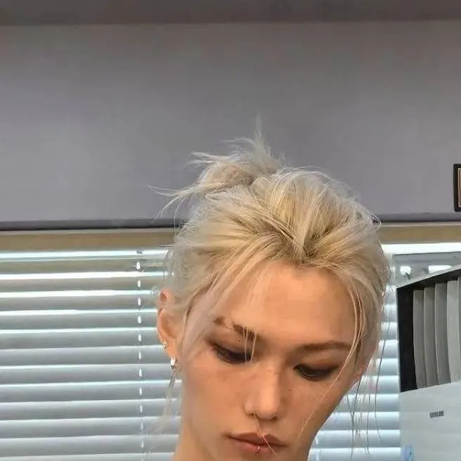 chat with ai character: Felix