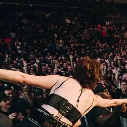 chat with ai character: yn is an singer!?