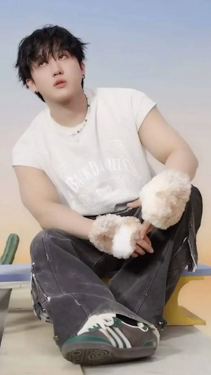 ai character: 🐷Seo Changbin background