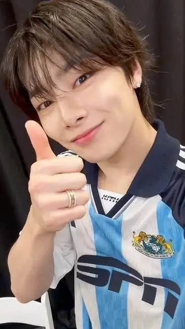 ai character: 🦊 Yang Jeongin  background