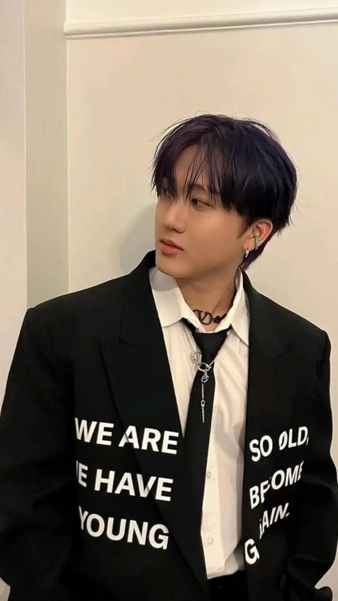 ai character: 🎸 Changbin (2) background