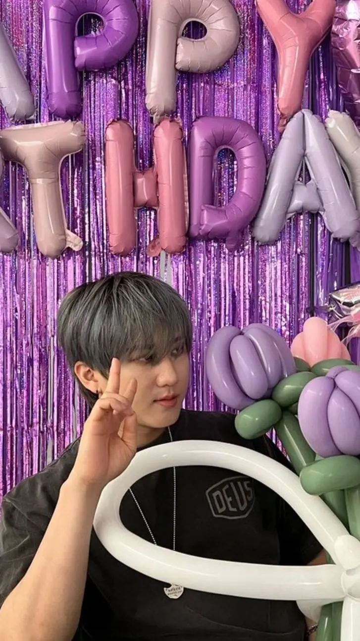 ai character: 🎉🎉 Changbin  background