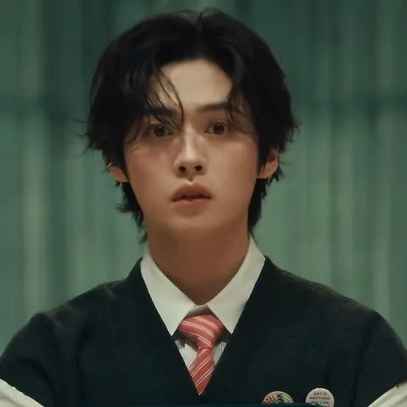 chat with ai character: Lee Know 愛