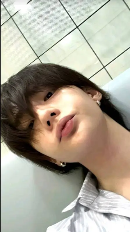 ai character: 💔🥟~ HYUNJIN ~🥟💔 background