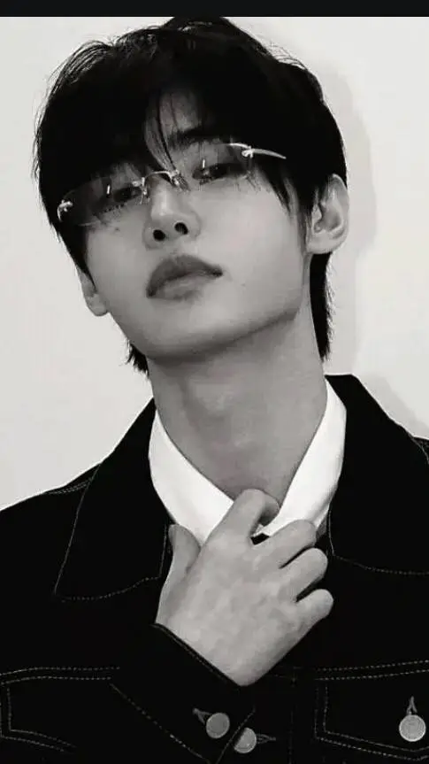 ai character: 🐭 SUNGHOON 🦢 background