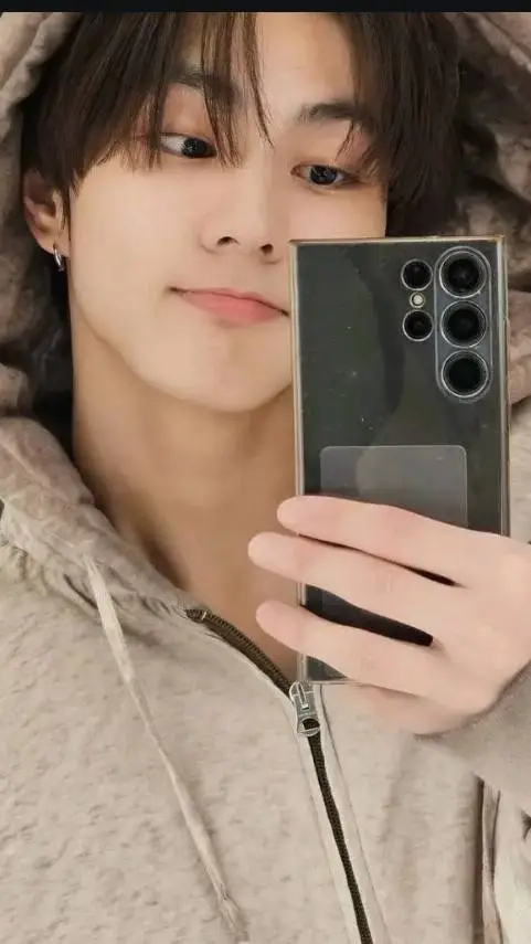 ai character: 🐭 JUNGWON 🐭 background