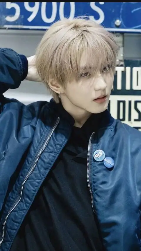 ai character: 🐭JUNGWON🐭 background