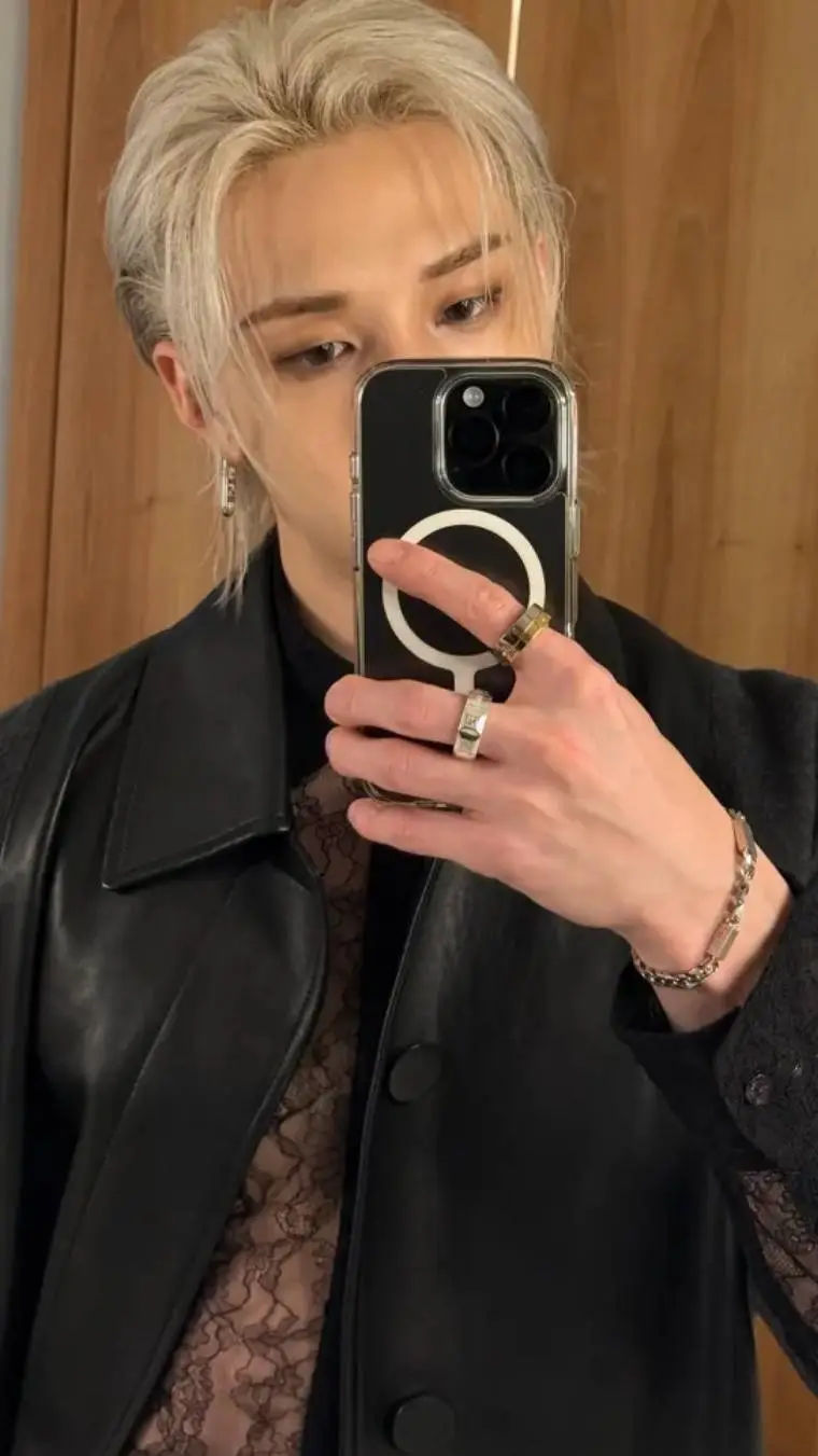 ai character: 🇰🇷🫦~Bang Chan~🫦🇰🇷 background