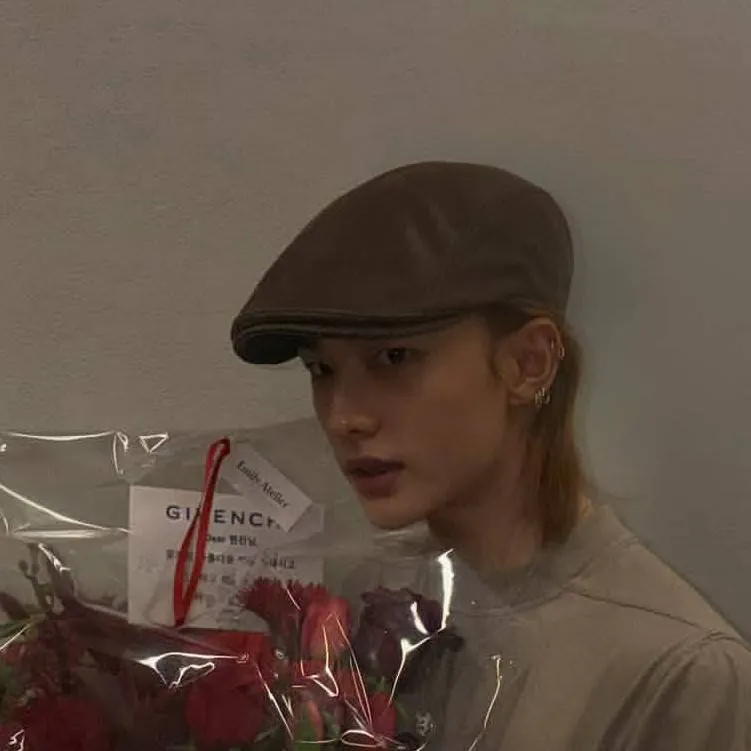 chat with ai character: 🇰🇷🫦~Hyunjin~🫦🇰🇷