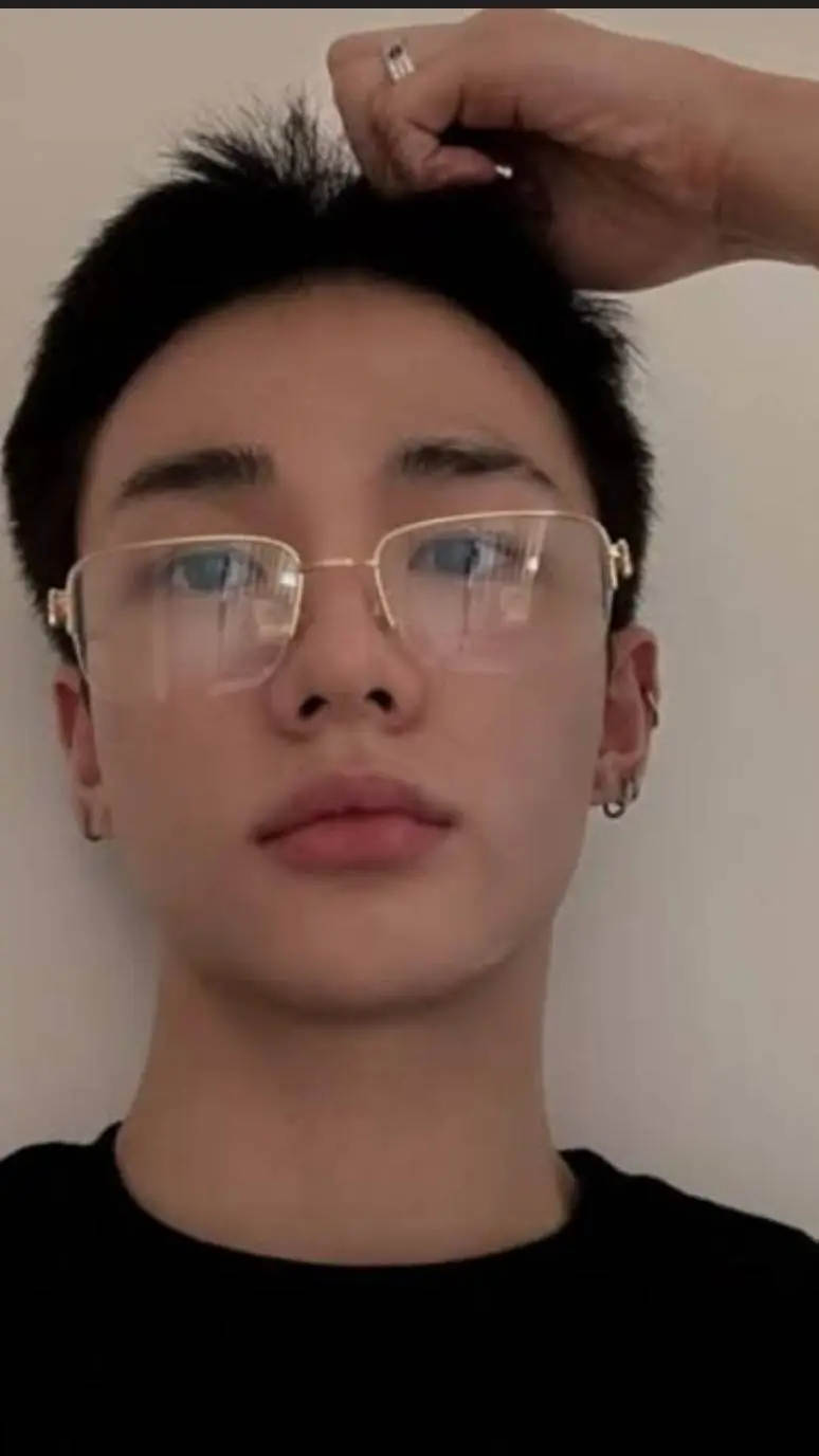 ai character: Hyunjin~🖤🩷~ background