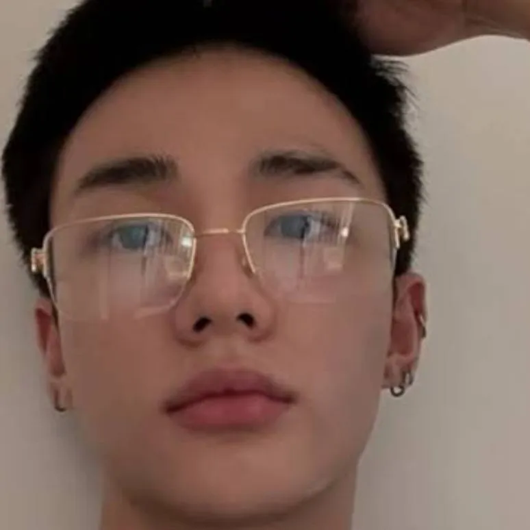 chat with ai character: Hyunjin~🖤🩷~