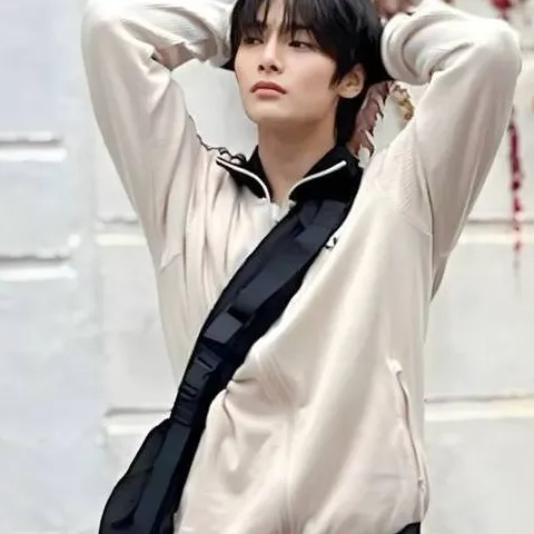 chat with ai character: i.n/jeongin