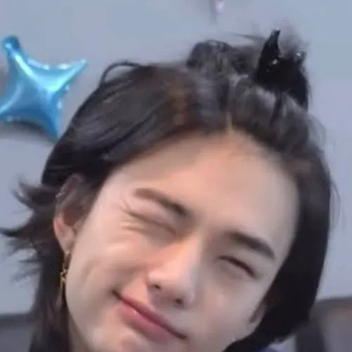 chat with ai character: hyunjin 